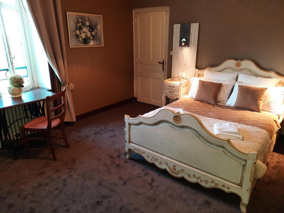 Hotel De La Barbacane Tiffauges ภายนอก รูปภาพ