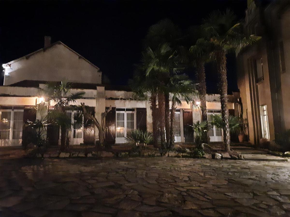 Hotel De La Barbacane Tiffauges ภายนอก รูปภาพ