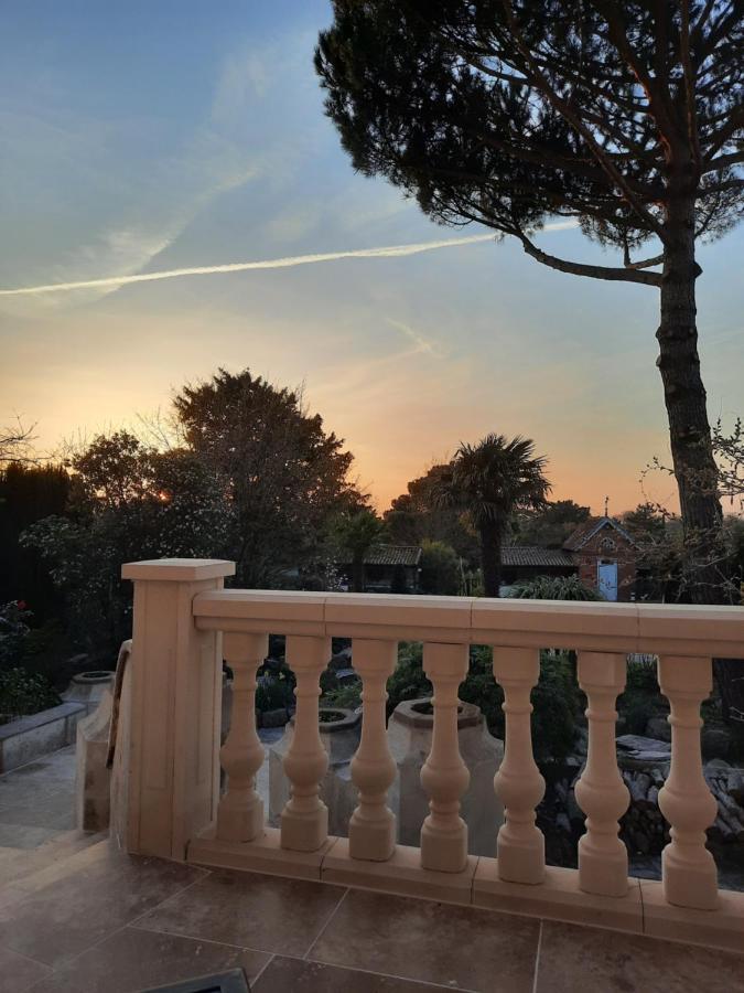 Hotel De La Barbacane Tiffauges ภายนอก รูปภาพ