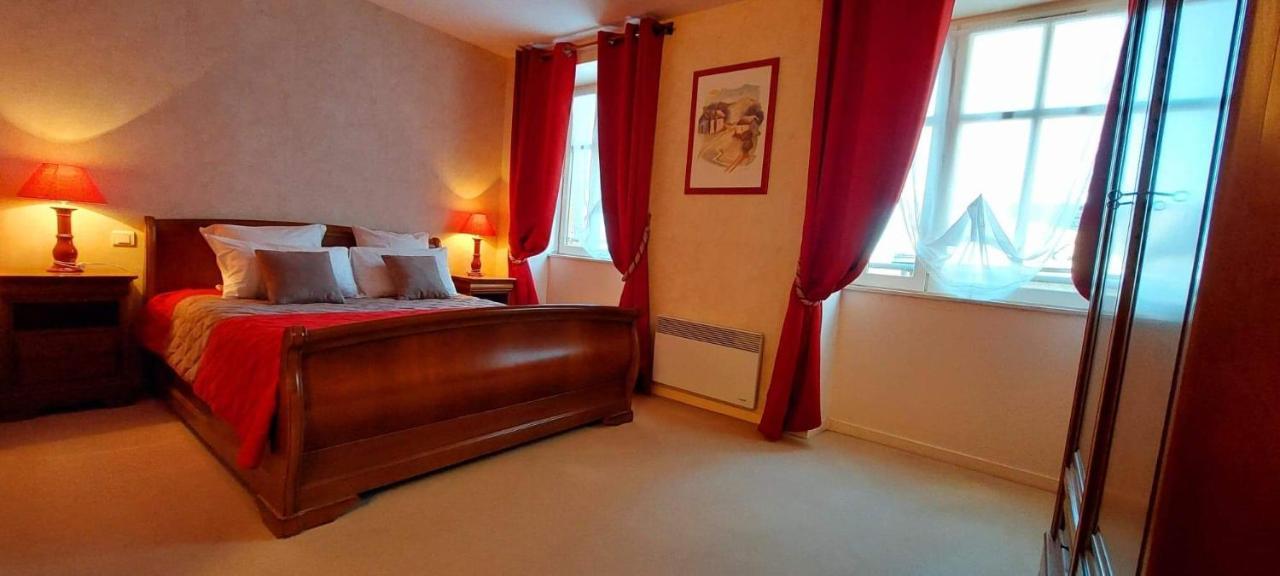Hotel De La Barbacane Tiffauges ภายนอก รูปภาพ