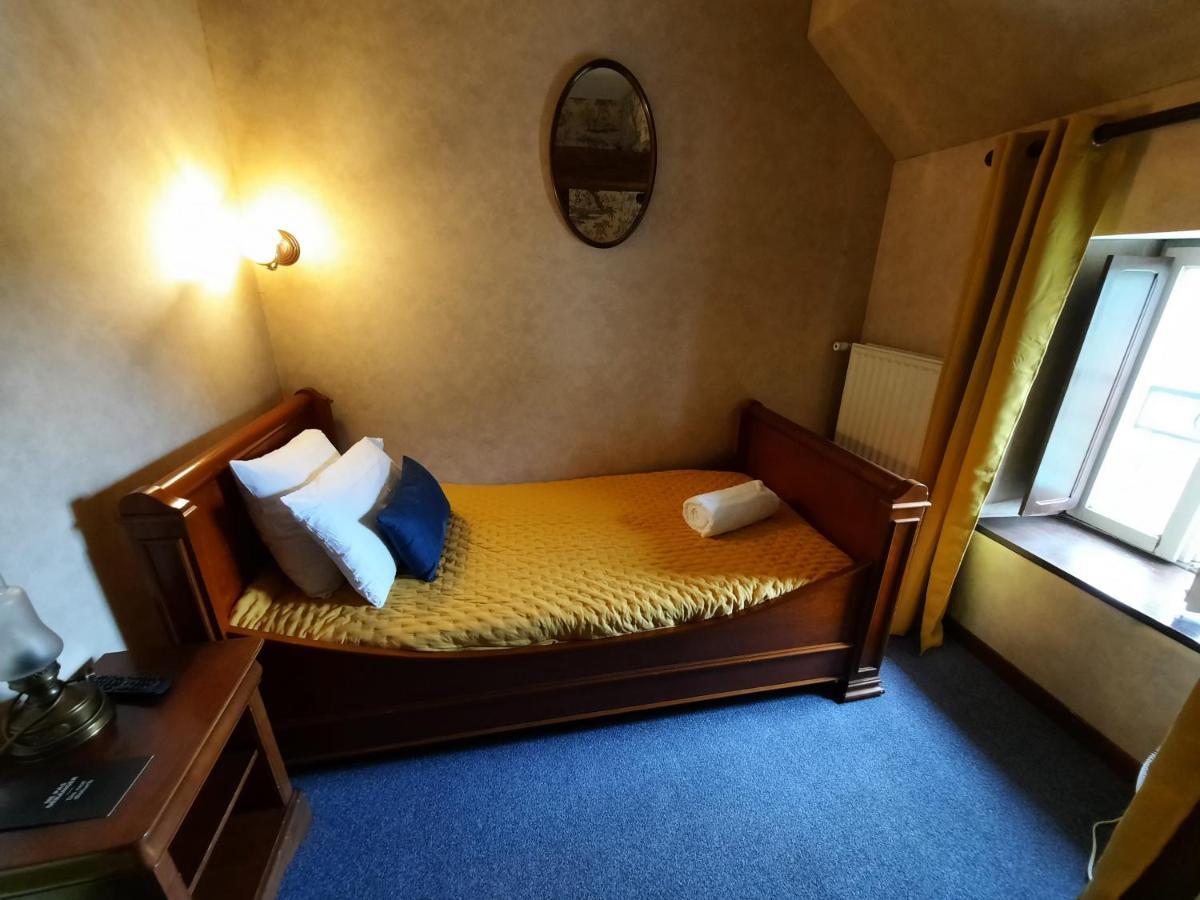Hotel De La Barbacane Tiffauges ภายนอก รูปภาพ