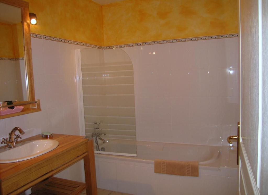 Hotel De La Barbacane Tiffauges ห้อง รูปภาพ