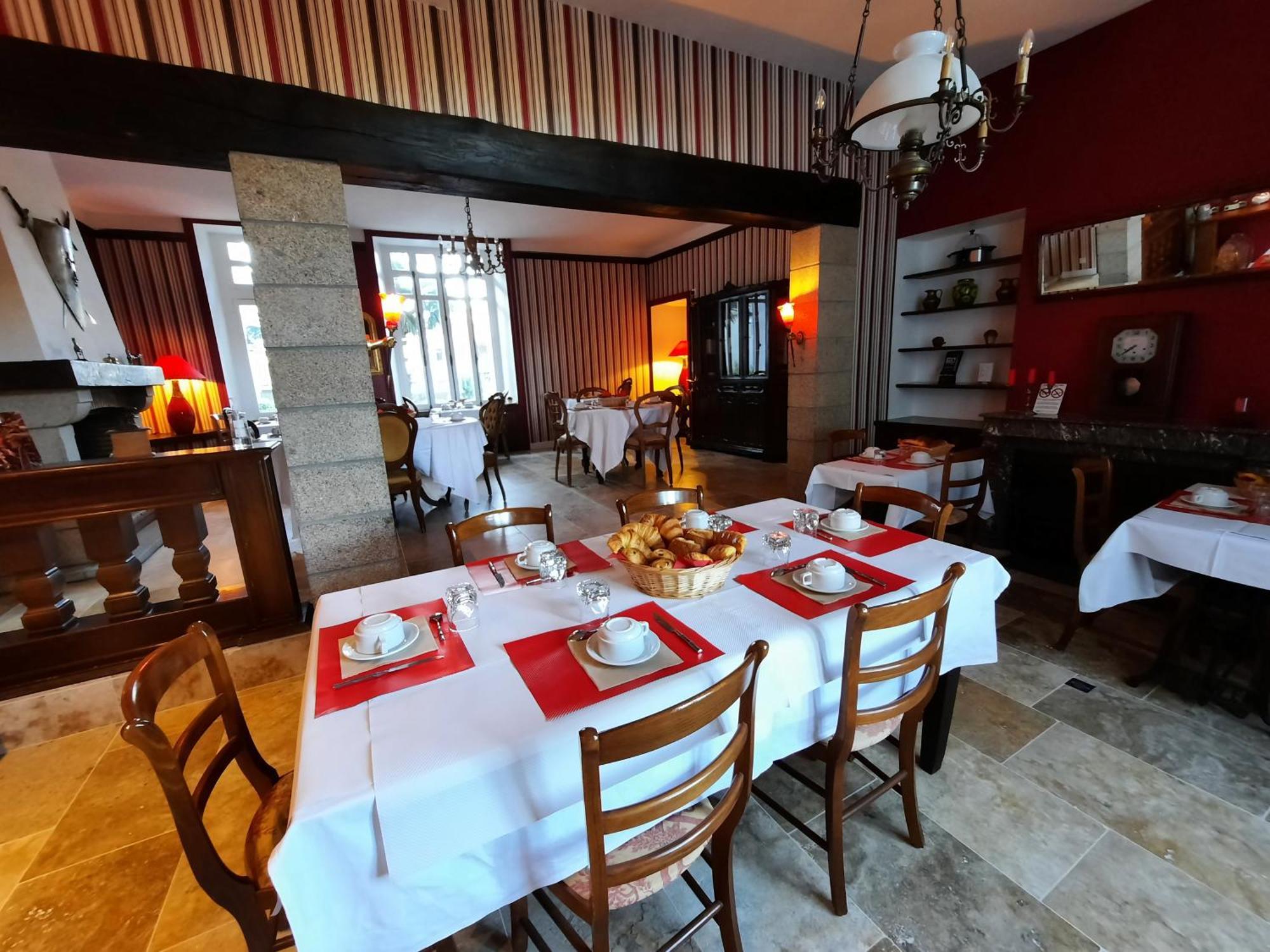 Hotel De La Barbacane Tiffauges ภายนอก รูปภาพ