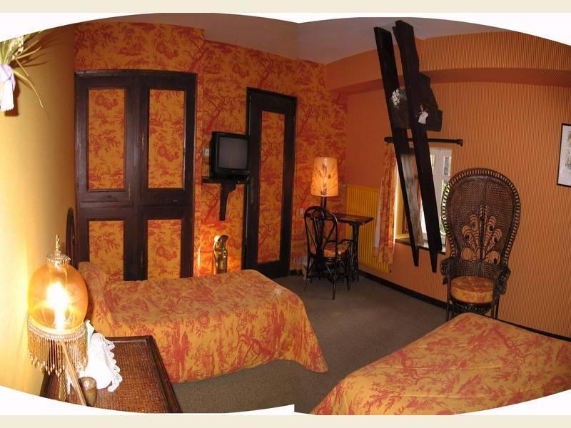 Hotel De La Barbacane Tiffauges ภายนอก รูปภาพ
